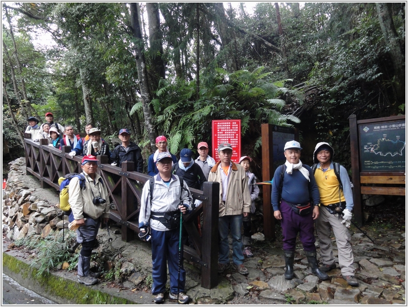 2012-12-01 09-06-47鳶嘴山登山口.JPG